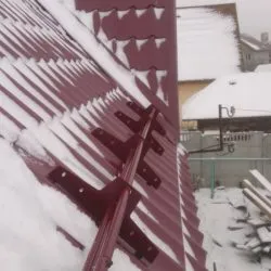 снегозадержатели на крышу: виды и особенности выбора. снегозадержатели на крышу фото. 15