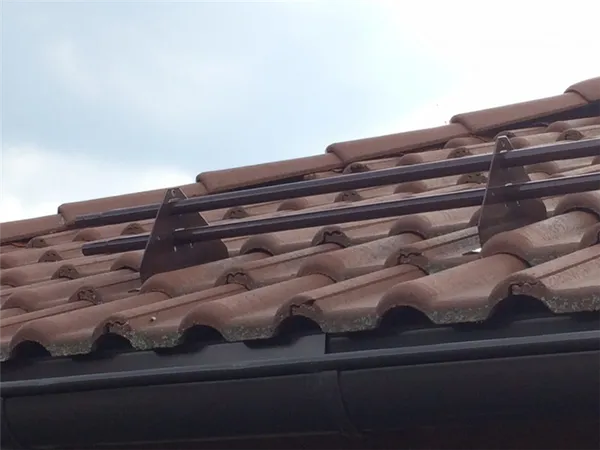 снегозадержатели на крышу: виды и особенности выбора. снегозадержатели на крышу фото. 55