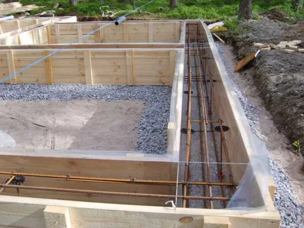 ленточный фундамент готов под заливку бетоном