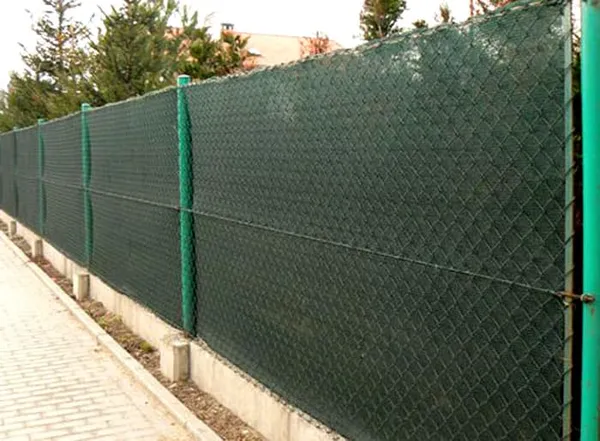 защитная сетка тоже может стать отличным способом спрятать забор, оставив его светопроницаемым