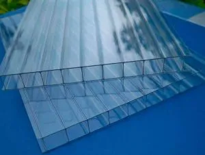 фото: сотовый поликарбонат для обустройства изогнутых крыш арочного типа