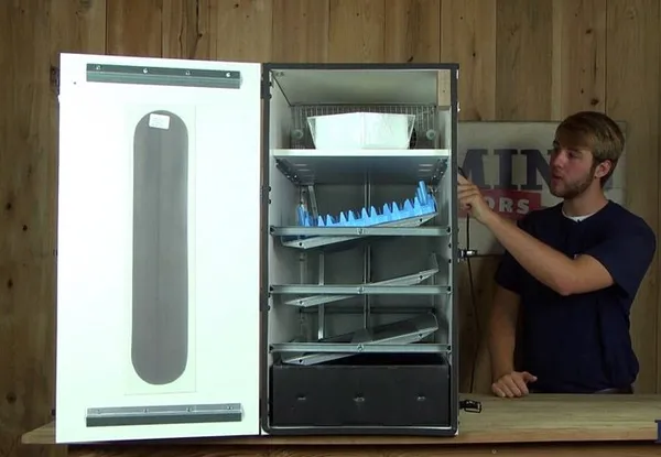 старый холодильник имеет герметичную дверцу и мощный теплоизоляционный слой