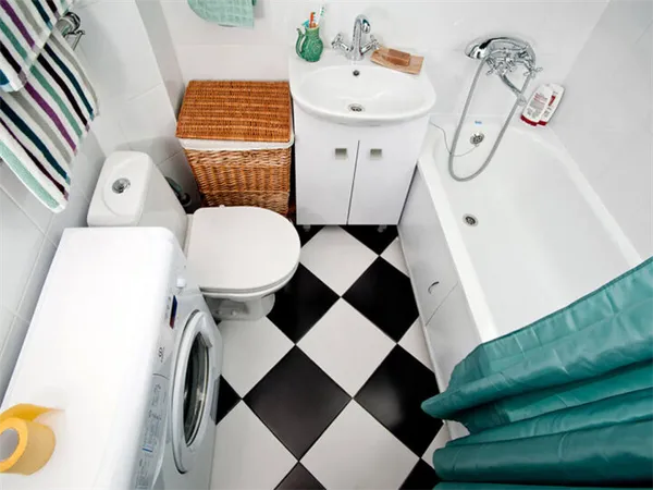 ванная комната с черно-белой напольной плиткой