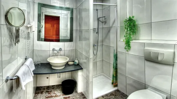 пол из керамической плитки в ванной комнате