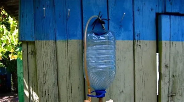 изготовление рукомойника из пластиковой бутылки. как сделать умывальник из пластиковой бутылки. 2