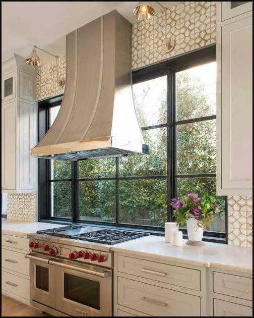 варочная плита у окна на кухне