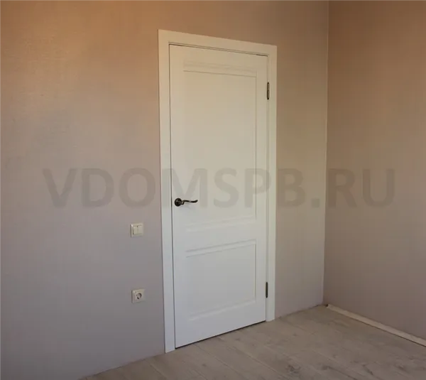 классическая царговая дверь с отделкой белой пвх плёнкой