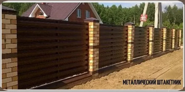 металлический сайдинг с кирпичными столбами -строим забор