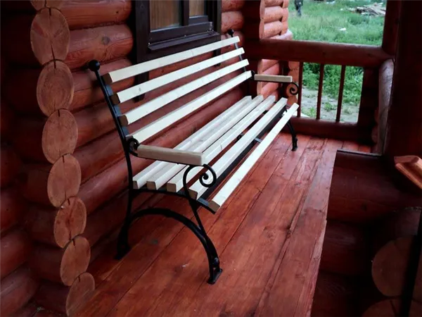 скамейка с металлическими и деревянными элементами на веранде