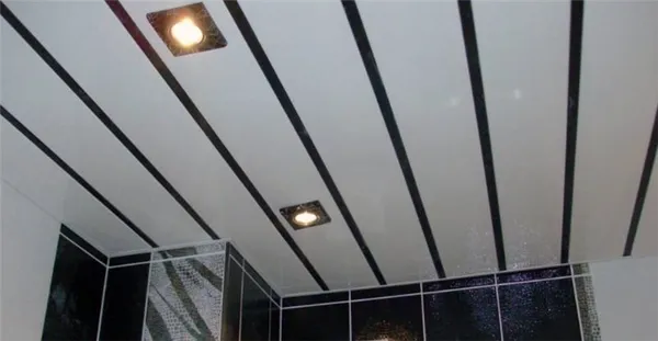 светильники на потолке из пвх-панелей