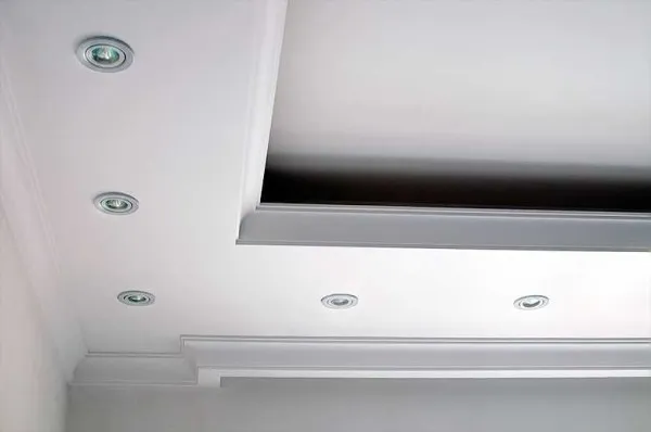 для установки скрытой подсветки в коробе нижнего уровня делают специальную полочку под светильники