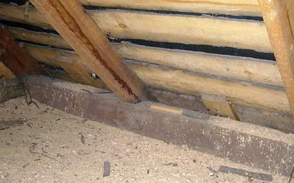 как утеплить потолок опилками в деревянном доме