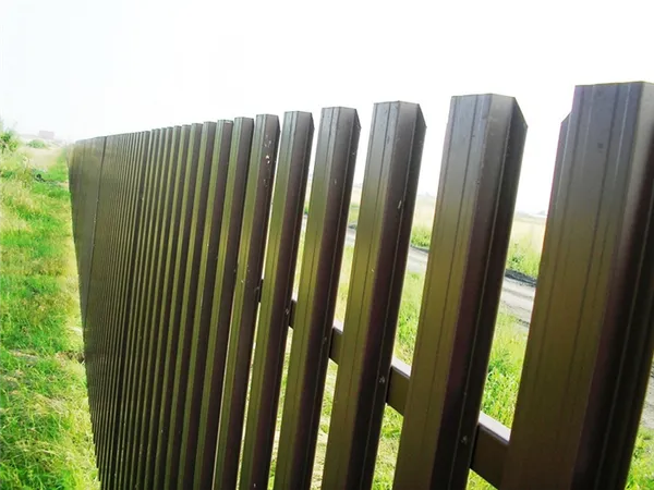 забор из металлического штакетника (евроштакетника) своими руками. забор из металлического штакетника фото. 11
