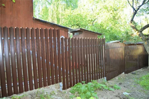 забор из металлического штакетника (евроштакетника) своими руками. забор из металлического штакетника фото. 4