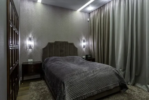 дизайн интерьера серой спальни