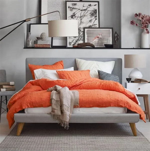 серо-оранжевая спальня