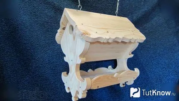 деревянная кормушка для птиц с фигурными гранями