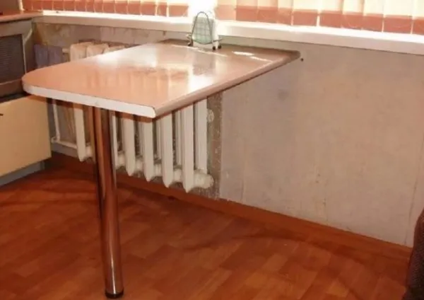 столик с выдвижной ножкой