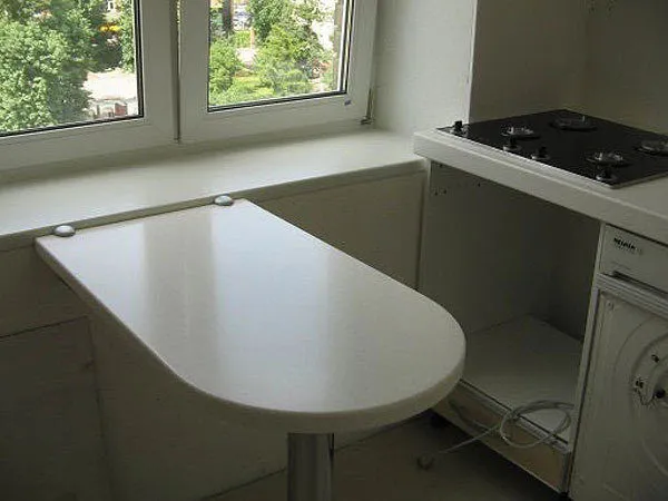 откидной стол для маленькой кухни. свободный край опирается на стальную ножку