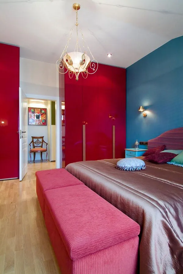 ягодно-красный и глубокий бирюзовый цвета в интерьере спальни