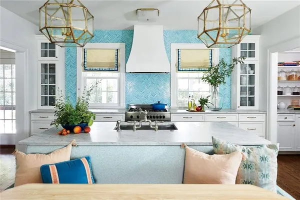 дизайн просторной кухни в белых и голубых оттенках