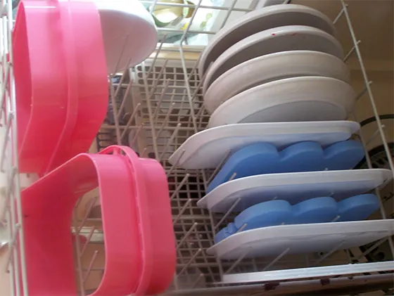 в посудомоечной машине можно легко отмыть аксессуары и полки других бытовых приборов