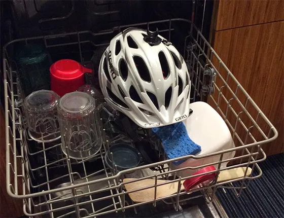 спортивную атрибутику и защитные элементы также можно отмыть в посудомоечной машине