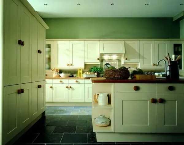 необычный фисташковый цвет в интерьере кухни