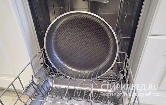 сковороду с антипригарным тефлоновым покрытием лучше помыть вручную, используя мягкую губку