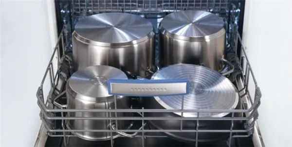 кастрюли и крупногабаритную посуду следует размещать в посудомоечной машине вверх дном