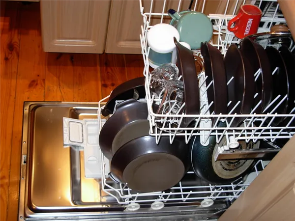 пример размещения сковородок в двух лотках бункера посудомоечной машины для эффективного отмывания