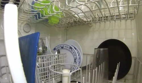 если при работе посудомоечной машины вы заметили неустойчивое положение посуды, ее можно поставить на паузу