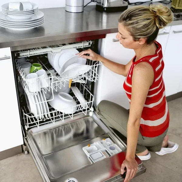 для эффективного отмывания загрязнений с посуды важно правильно ее разместить в бункере посудомоечной машины