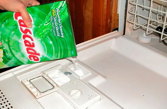 в посудомоечной машине существует несколько отсеков для разного вида моющих и ополаскивающих средств