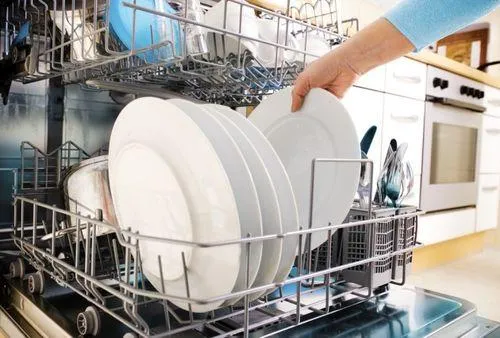 чистая посуда в посудомойке
