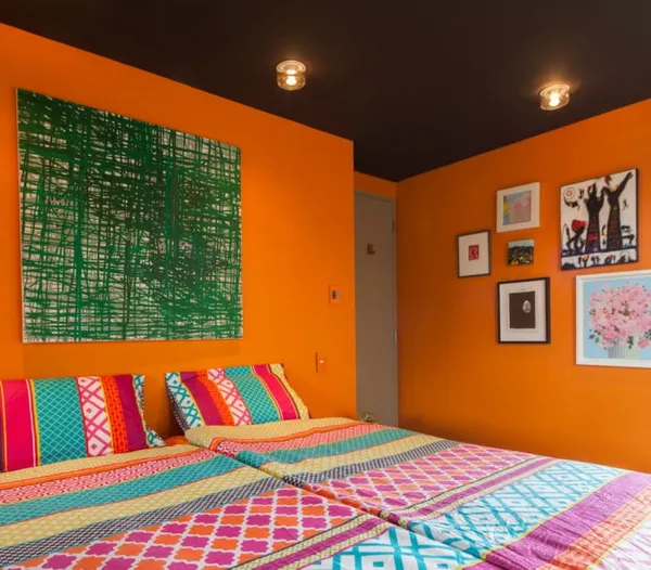 яркие оранжевые стены в спальне