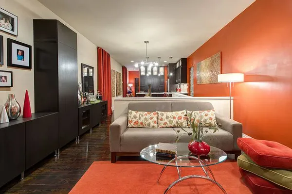 дизайн современной гостиной с оранжевой стеной