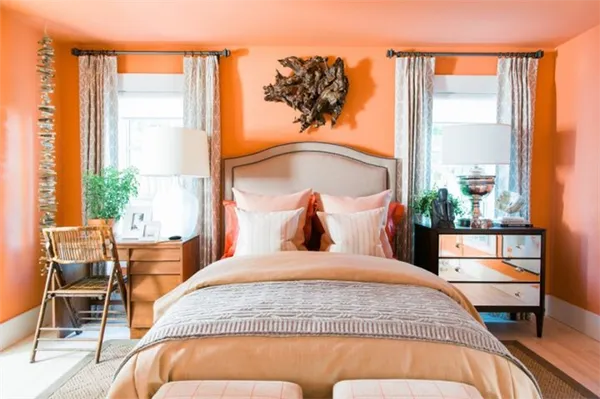 нежно-оранжевый в интерьере спальни