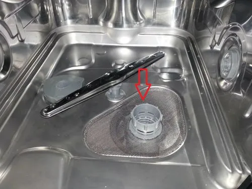 систематическая очистка сливного фильтра поможет продлить срок службы посудомоечной машины
