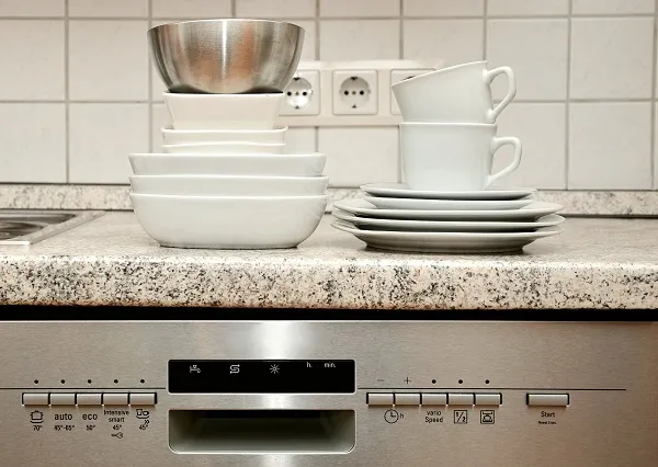 при использовании посудомоечной машины для мытья посуды всегда получаете чистую поверхность