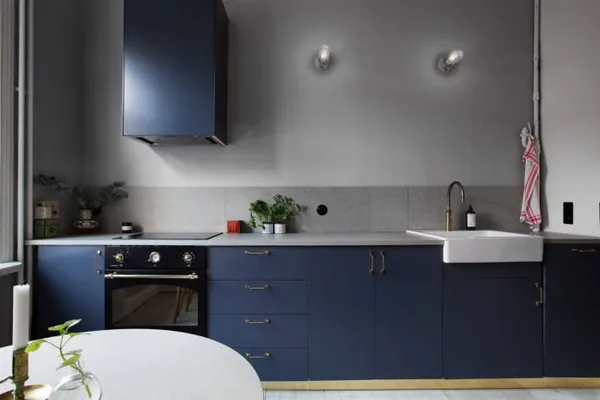 серый фартук на синей кухне