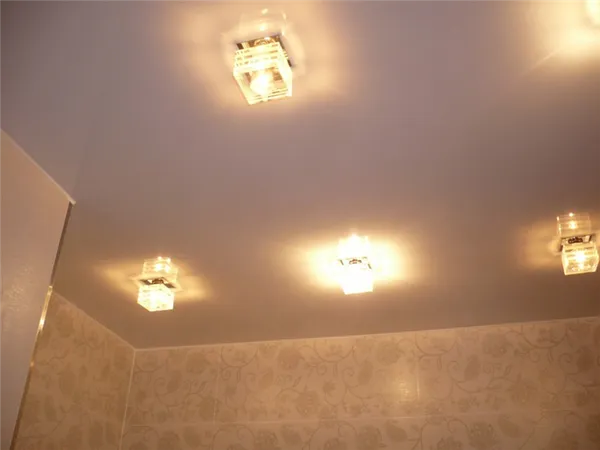 как расположить на натяжном потолке светильники. точечные светильники для натяжных потолков фото. 33