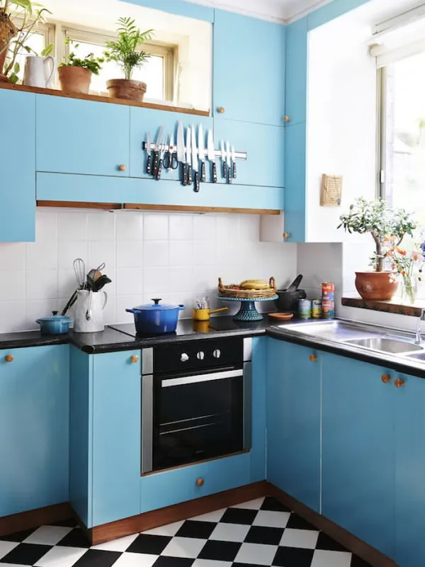 гарнитур голубого цвета в интерьере кухни