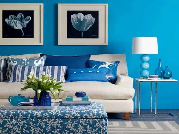 яркий декор гостиной в голубом цвете