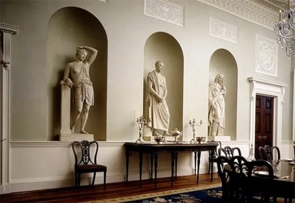 статуи в гостиной античного стиля