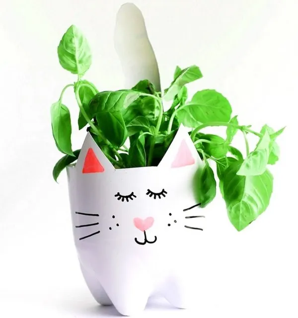 цветочный горшок-котик с растением внутри