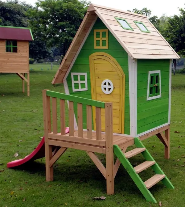 конструкция детского игрового домика на улице
