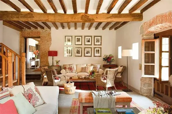 первый характерный признак испанского стиля – наличие элементов архитектуры в украшении интерьера