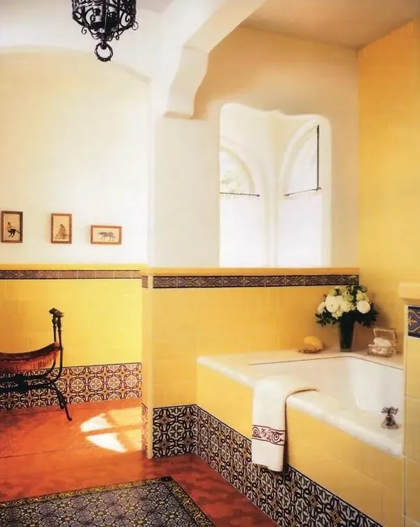 ванная комната с желтыми стенами в испанском стиле