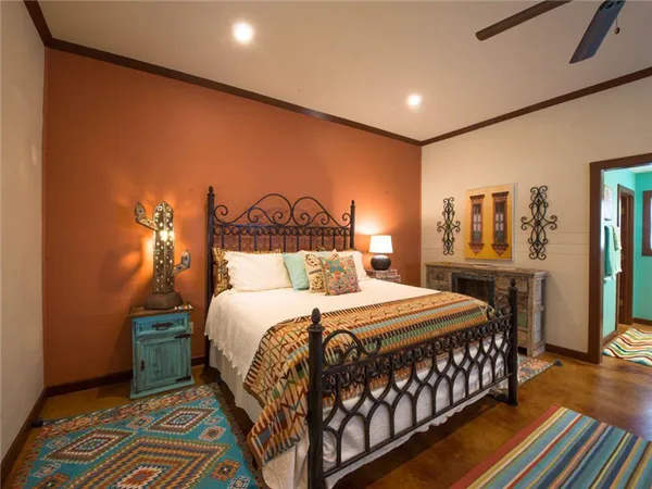 спальня с акцентной оранжевой стеной